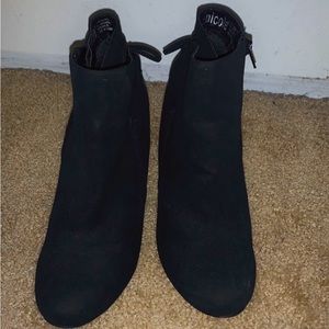 ❤️ Black casual ankle boots w/ wedge heel ❤️
• Perfect for a girls night